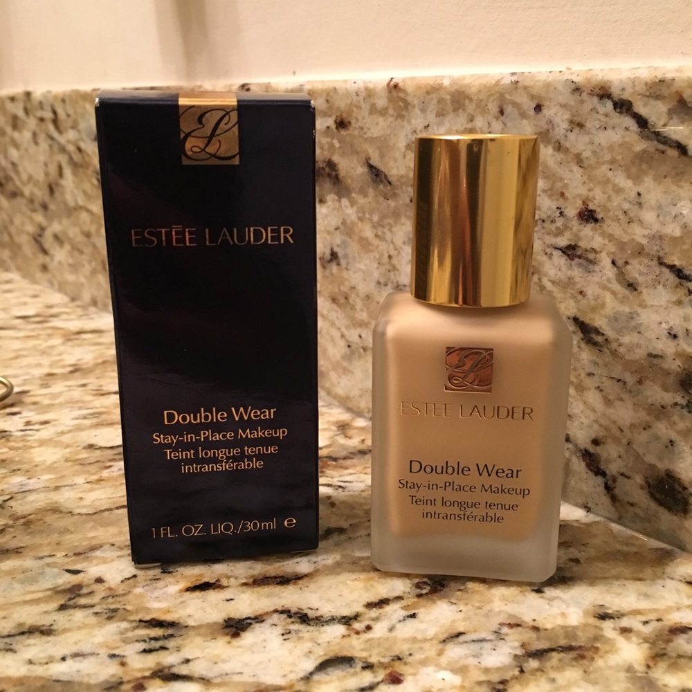 Este’e Lauder Double wear stay in place Makeup